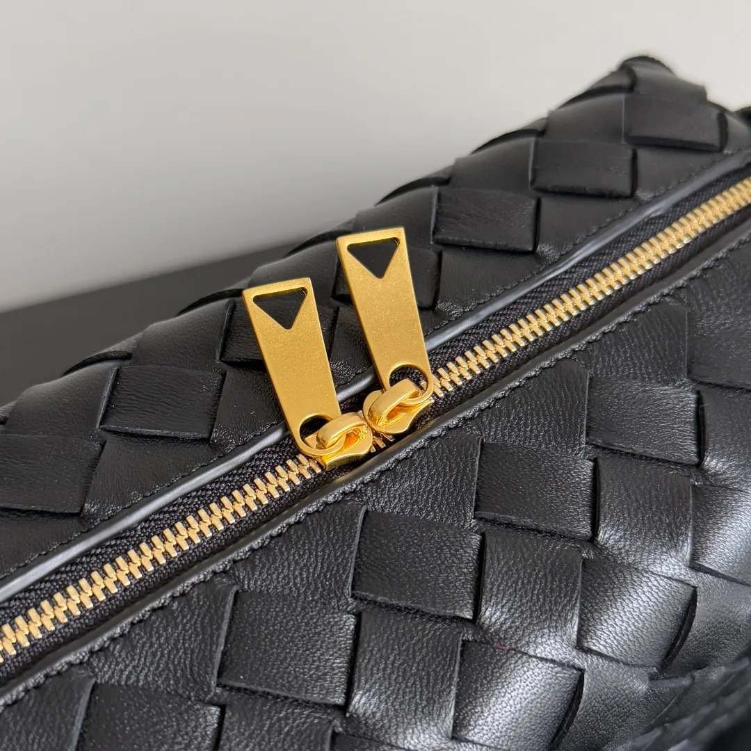 Batch 1260 𝗕𝗼𝘁𝘁𝗲𝗴𝗮 𝗩𝗲𝗻𝗲𝘁𝗮———— The latest version of the loop camera bag💥 at BV’s King of Cost-Effectiveness counter, large woven texture➕As always, ultra-high-quality lambskin, with zippers and adjustable drawstrings, it is especially suitable for the belly💫It can hold anything, and it is very light in weight, suitable for🈴️girls of all ages, size: 22*15*8cm, style number: 680255